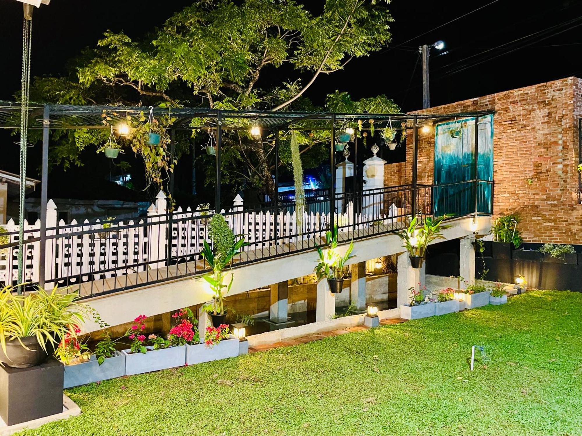 Ayur Ayur White Sail Villa Dalupotha Exterior foto